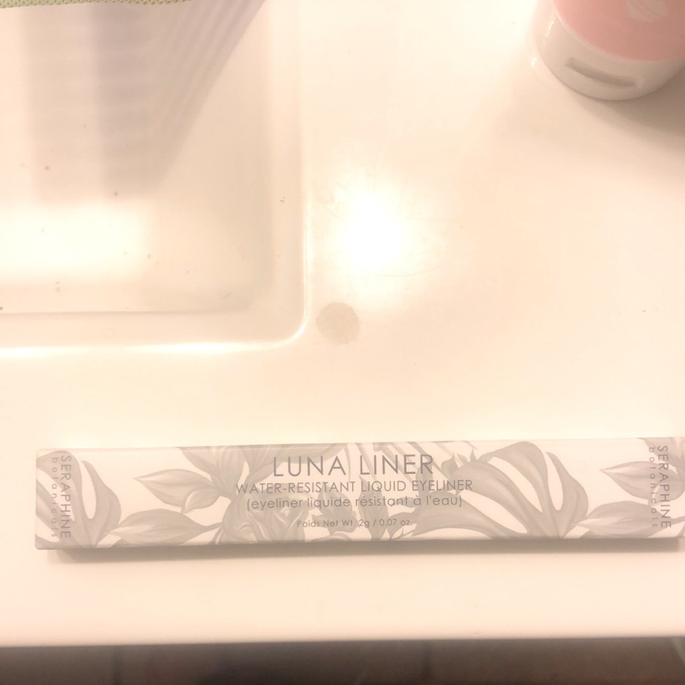 Luna liner water resistant liquid eyeliner